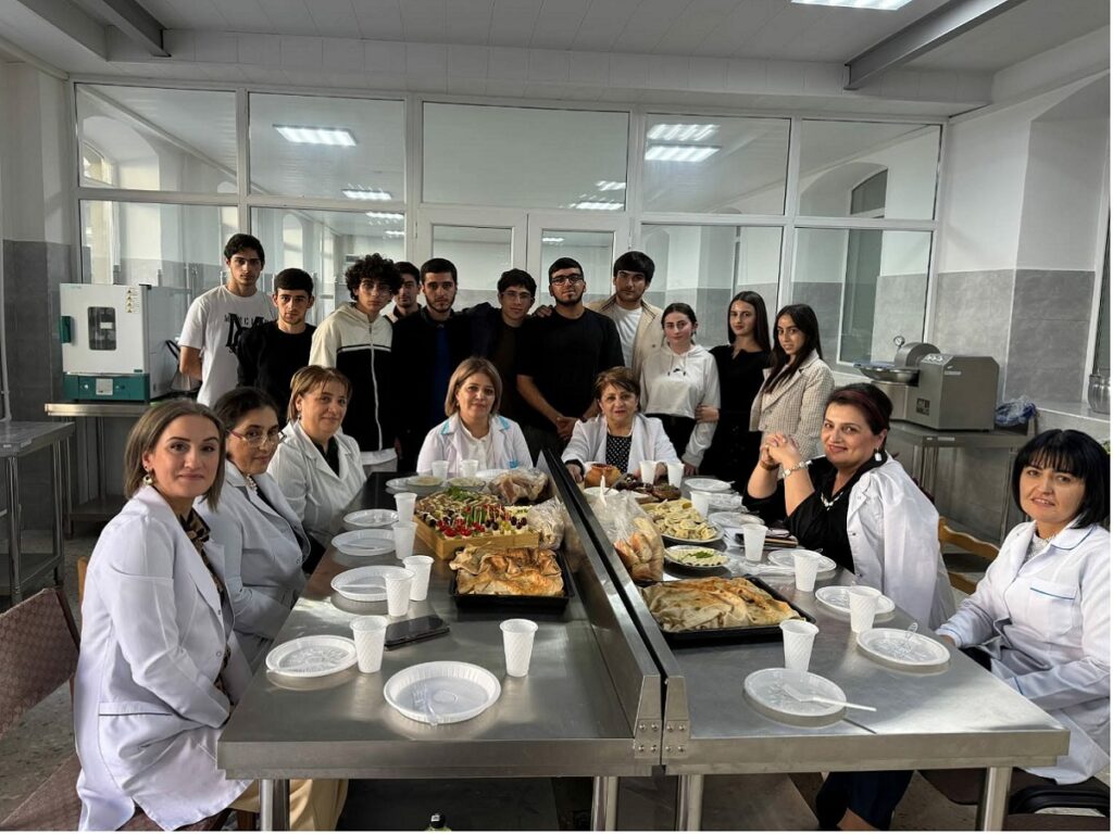 (Հայերեն) ԱՄՎՏ ամբիոնի փորձացուցադրական լաբորատորիաներում սովորական-անսովոր եռուզեռ է․ քոլեջականների արտադրանքը բարձր գնահատվեց