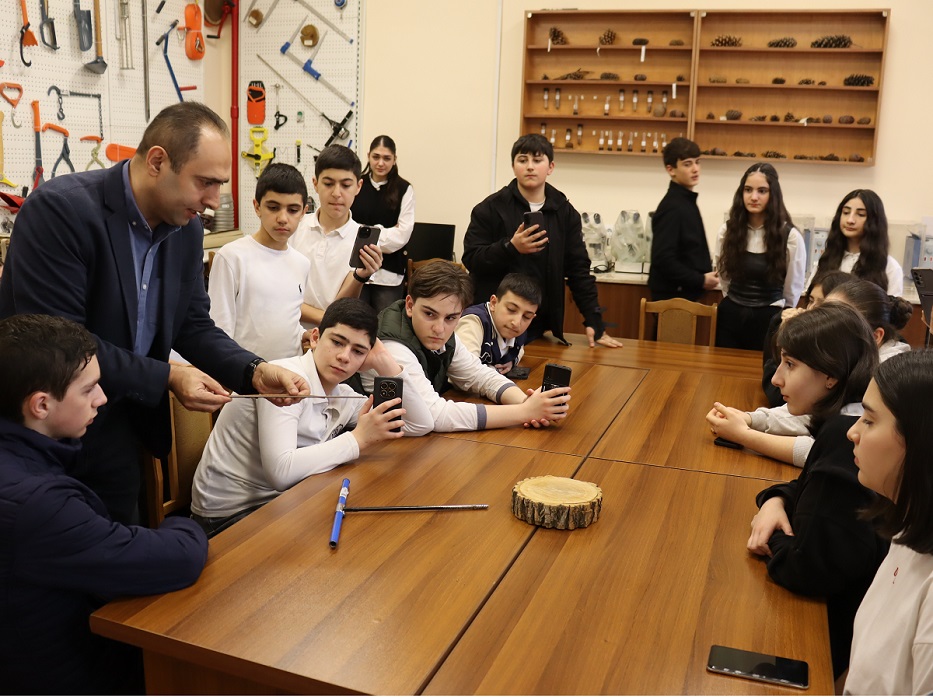 Դպրոց-բուհ բանուկ կամուրջ․ քոլեջն ու համալսարանը հյուրընկալեցին Խաչատուր Աբովյանի անվան դպրոցի աշակերտներին