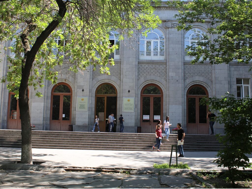 (Հայերեն) Հայտարարվում է ՀԱԱՀ Ա․ Քոչինյանի  անվան գյուղատնտեսական քոլեջի տնօրենի տեղակալի թափուր պաշտոնի համար