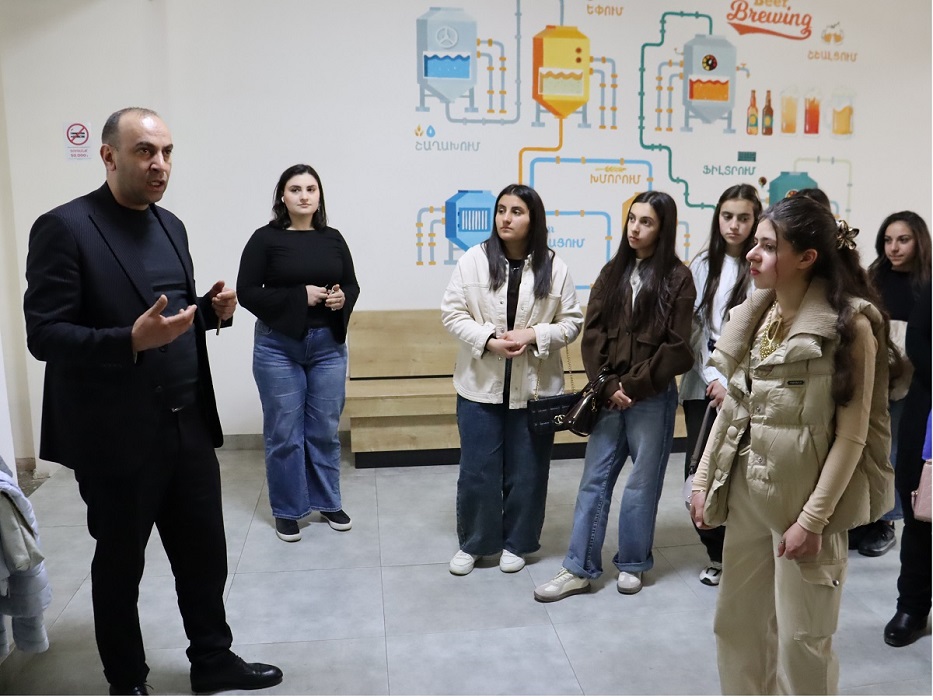 Ագրարային համալսարանը հյուրընկալեց Ազատեկի միջնակարգ դպրոցի աշակերտներին եւ տնօրեն Կարեն Ղազարյանին