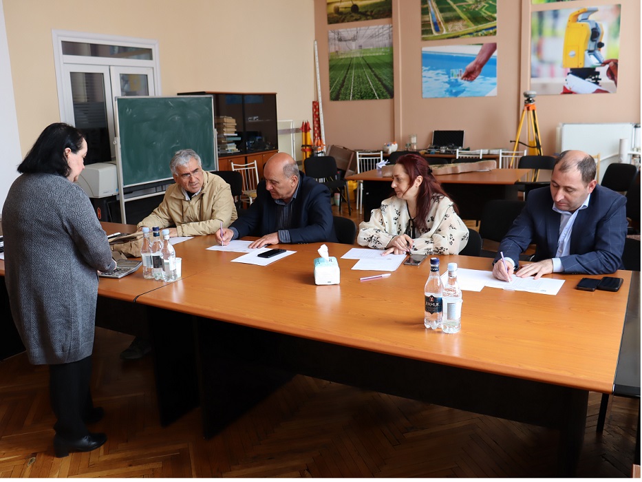 Մարդը միշտ գնում է այնտեղ, որտեղ ջուր կա․ ՋՀՌԿ ամբիոնում ավարտաճառերի հերթական հաջող պաշտպանությունը