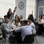 (Հայերեն) Մրցում էին «գիտելիքի սիրահարները»․ Ա․ Քոչինյանի անվան քոլեջում ուսանողական կյանքը բուռն է եւ հետաքրքիր